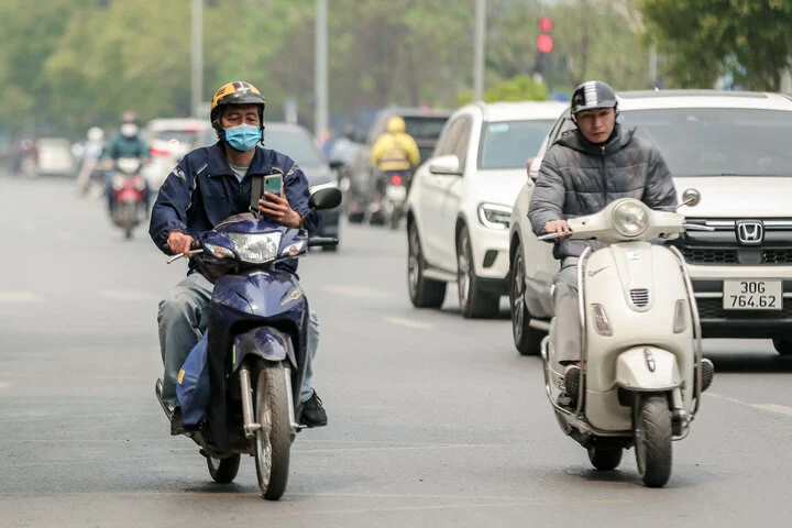 Quy định mới 2025: Lái xe máy dùng điện thoại sẽ bị phạt ra sao?